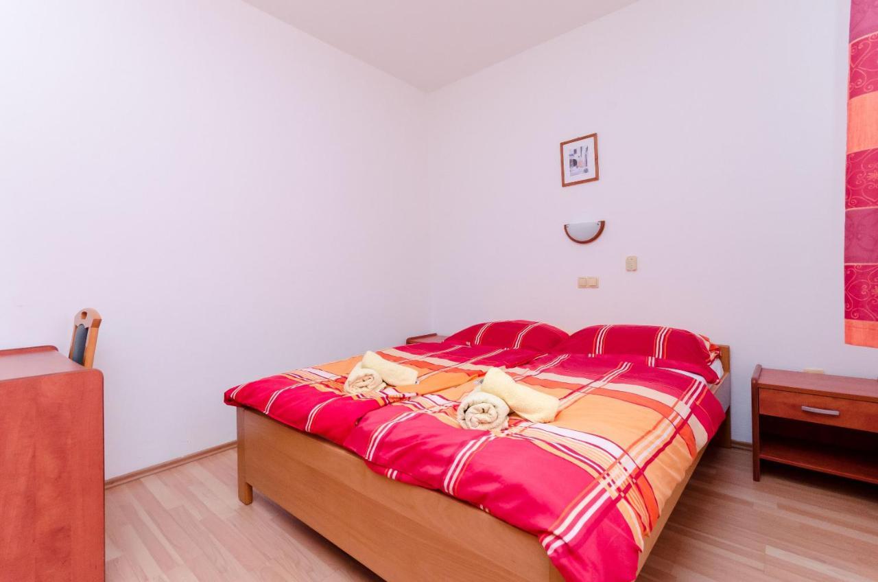 Apartments And Room Ljubica 로파르 외부 사진