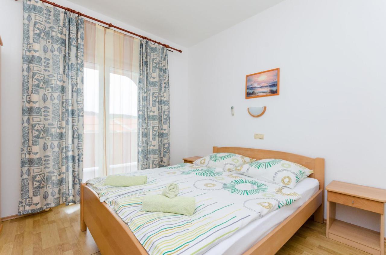 Apartments And Room Ljubica 로파르 외부 사진