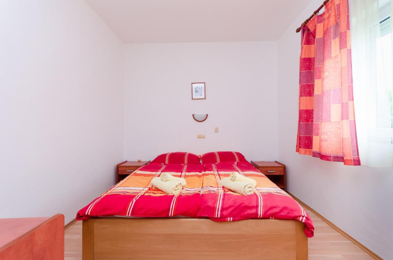 Apartments And Room Ljubica 로파르 외부 사진