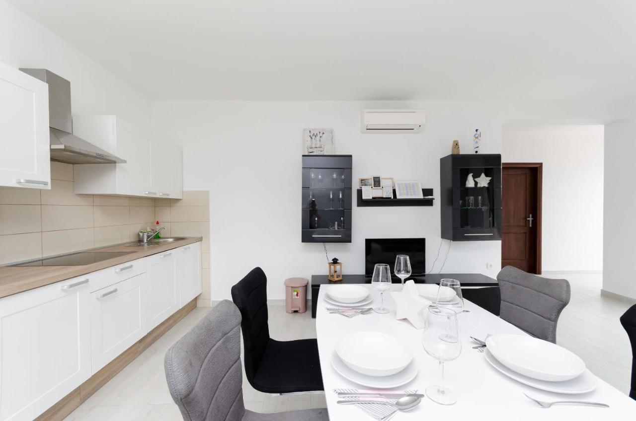 Apartments And Room Ljubica 로파르 외부 사진