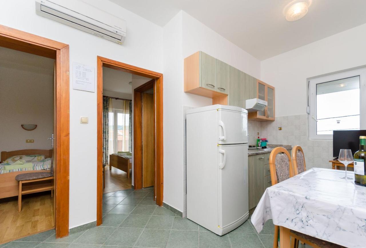 Apartments And Room Ljubica 로파르 외부 사진